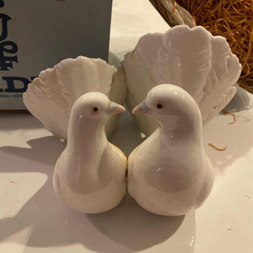 LLADRO Couple Of Doves Porcelain Figurine